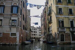 Veneza grande canal, com Está icônico enrolamento via fluvial flanqueado de histórico edifícios e movimentado atividade, simboliza a charme e fascinar do a encantador cidade do Veneza foto