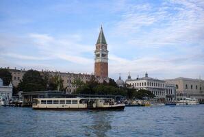 Veneza grande canal, com Está icônico enrolamento via fluvial flanqueado de histórico edifícios e movimentado atividade, simboliza a charme e fascinar do a encantador cidade do Veneza foto