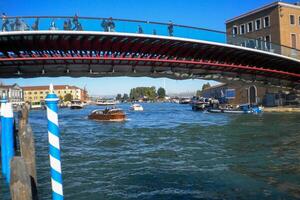 Veneza grande canal, com Está icônico enrolamento via fluvial flanqueado de histórico edifícios e movimentado atividade, simboliza a charme e fascinar do a encantador cidade do Veneza foto