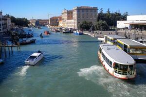 Veneza grande canal, com Está icônico enrolamento via fluvial flanqueado de histórico edifícios e movimentado atividade, simboliza a charme e fascinar do a encantador cidade do Veneza foto