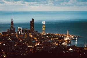 surpreendente panorâmico Visão do batumi cidade Horizonte dentro azul hora dia para noite. geórgia recorrer batumi 2022 foto