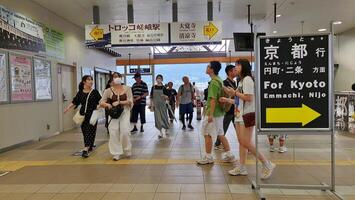 Quioto, Japão em 1 Outubro 2023. turistas estão caminhando às a saga Arashiyama trem estação foto