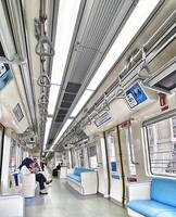 Jacarta, Indonésia em dezembro 7, 2023. interior do a indonésio estatal lrt luz trilho transito foto