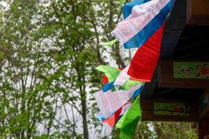 tibetano colorida bandeiras com orações. budismo. tibete oração bandeira. foto