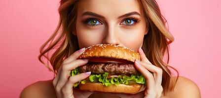 mulher desfrutando saboroso hamburguer dentro retrato em suave cor fundo com espaço para texto foto