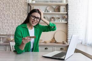 retrato do insatisfeitos e desapontado mulher às lar, morena tentando para faço uma compra foto