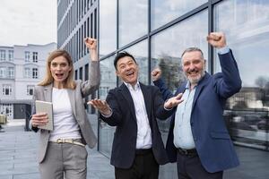 sucesso feliz grupo o negócio pessoas animado alegria olhando às Câmera depois de bem sucedido conclusão projeto, e sorridente retrato diverso equipe empregados a comemorar vitória. foto