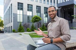 retrato do jovem feliz africano americano homem, aluna lado de fora campus sorridente e olhando às Câmera, professor usando computador portátil para conectados Aprendendo e chamando com alunos. foto