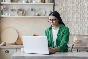 controlo remoto trabalho, tecnologia e pessoas conceito - cansado ou estressado jovem mulher com computador portátil foto