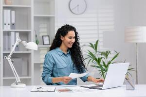 conteúdo hispânico mulher gerenciando papel trabalhos dentro uma bem organizado casa escritório contexto, exalando profissionalismo e positividade. foto