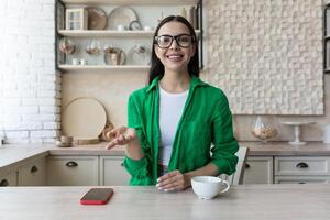 Tiros na Cabeça retrato tela Visão do sorridente jovem mulher sentar às casa conversa em ligar com amigo foto