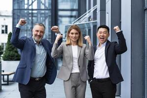 sucesso feliz grupo o negócio pessoas animado alegria olhando às Câmera depois de bem sucedido conclusão projeto, e sorridente retrato diverso equipe empregados a comemorar vitória. foto