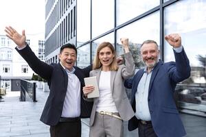 sucesso feliz grupo o negócio pessoas animado alegria olhando às Câmera depois de bem sucedido conclusão projeto, e sorridente retrato diverso equipe empregados a comemorar vitória. foto