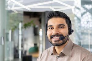 profissional masculino cliente Apoio, suporte representante vestindo uma fone de ouvido dentro uma contemporâneo escritório contexto, fornecendo assistência. foto