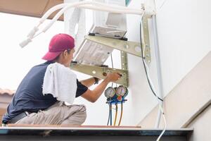 reparador serviço para reparar e manutenção do ar condicionadores, técnico homem instalar Novo ar condicionador foto