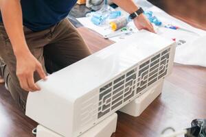 técnico homem instalar Novo ar condicionador, reparador serviço para reparar e manutenção do ar condicionadores foto