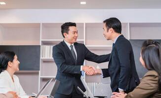 sucesso trabalho em equipe conceitos, homem de negocios aperto de mão acabamento acima uma encontro o negócio parceria depois de uma Boa acordo foto