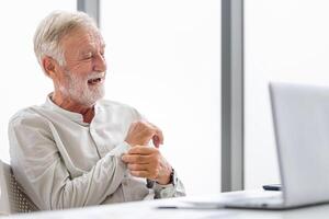 feliz Senior homem lista acima a mangas para estar pronto para trabalhos foto