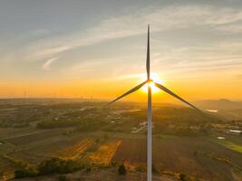 vento Fazenda campo e pôr do sol céu. vento poder. sustentável, renovável energia. vento turbinas gerar eletricidade. sustentável desenvolvimento. verde tecnologia para energia sustentabilidade. ecológico energia. foto