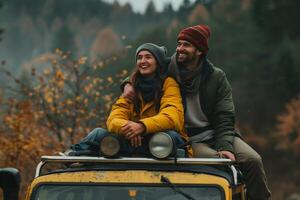 jovem casal felicidade senta no topo a robusto de capuz do seus fora estrada veículo foto