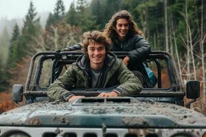 jovem casal felicidade senta no topo a robusto de capuz do seus fora estrada veículo foto