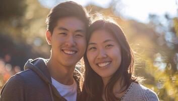 retrato do uma feliz jovem ásia casal olhando às Câmera dentro a parque foto