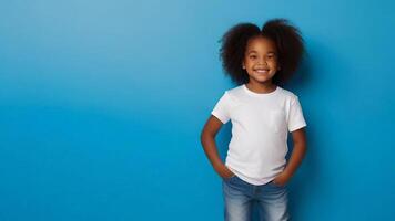 brincar do uma pele escura menina dentro uma branco camiseta contra uma branco muro. sorridente criança, cópia de espaço foto