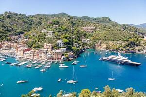 portofino, Itália - cênico panorama com mar e luxo iate. Itália viagem destinação foto