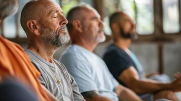 uma grupo do homens comparecer uma oficina em atenção e autocuidados Aprendendo Novo técnicas para incorporar para dentro seus holístico aproximação para saúde e bem estar foto