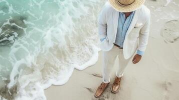 uma alegre branco linho terno emparelhado com uma luz azul botão para baixo camisa couro mocassins e uma tecido fedora para uma sofisticado e elegante de praia formal Veja foto