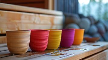 uma conjunto do colorida e amigo do ambiente sauna copos fez a partir de sustentável materiais perfeito para desfrutando água ou bebidas enquanto dentro a sauna. foto