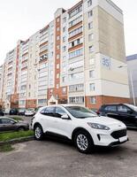 Minsk, bielorrússia, pode 6, 2024 - branco elegante suv vau fuga foto