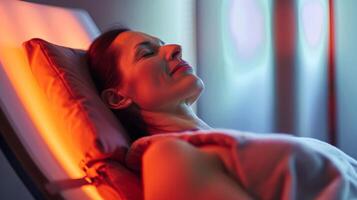 uma mulher levando uma profundo respiração enquanto inclinado costas dentro uma reclinado sauna cadeira desfrutando a calmante efeitos do infravermelho terapia em dela respiratório sistema. foto
