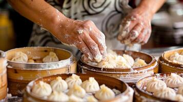 uma fechar-se do uma alunos mãos habilmente modelar delicado dumplings durante uma chinês escuro soma cozinhando classe foto