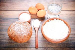 pão, farinha, ovo, água. cozimento foto