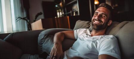 ai gerado feliz homem relaxante deitado em a sofá generativo ai foto