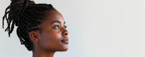 africano americano mulher fechar-se retrato em uma luz fundo foto