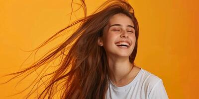 jovem mulher com grandes cabelo sorridente em amarelo fundo foto