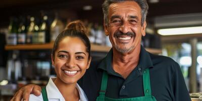 fêmea e masculino supermercado trabalhadores foto