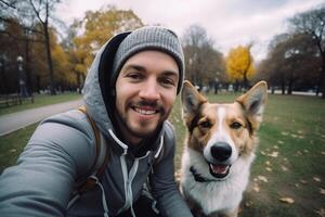 selfie do uma homem com uma cachorro dentro a parque foto