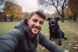 selfie do uma homem com uma cachorro dentro a parque foto