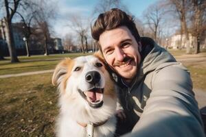 selfie do uma homem com uma cachorro dentro a parque foto