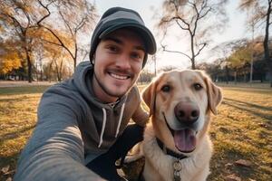 selfie do uma homem com uma cachorro dentro a parque foto