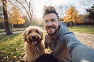 selfie do uma homem com uma cachorro dentro a parque foto