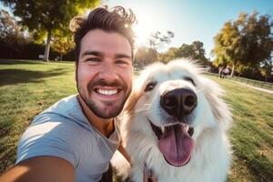 selfie do uma homem com uma cachorro dentro a parque foto