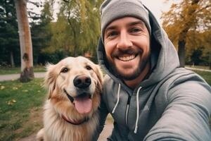 selfie do uma homem com uma cachorro dentro a parque foto