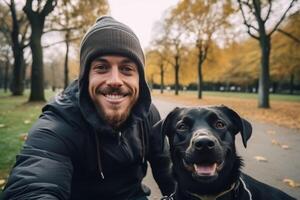 selfie do uma homem com uma cachorro dentro a parque foto