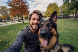 selfie do uma homem com uma cachorro dentro a parque foto