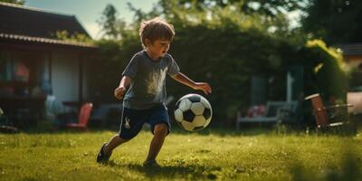 criança Garoto jogando futebol dentro a quintal foto