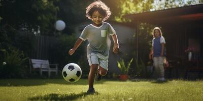 criança Garoto jogando futebol dentro a quintal foto